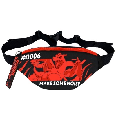 Pochete preta com estampa vermelha do Charizard e texto #0006 MAKE SOME NOISE