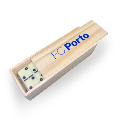 Conjunto de dominós em caixa de madeira com texto FC Porto