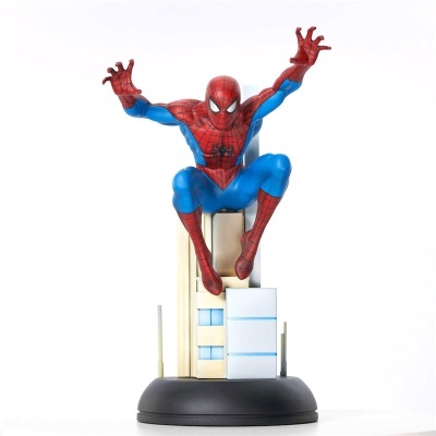Figura do Homem-Aranha em pose dinâmica sobre edifício com base preta