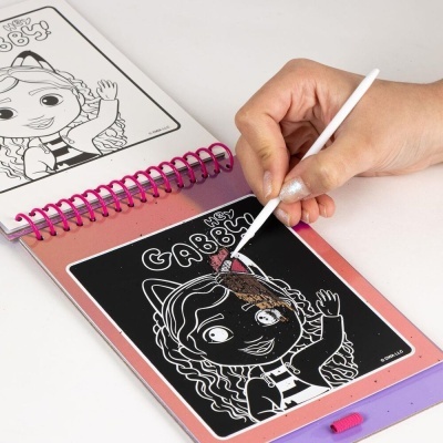 Bloco para colorir com personagem e mão a usar lápis branco