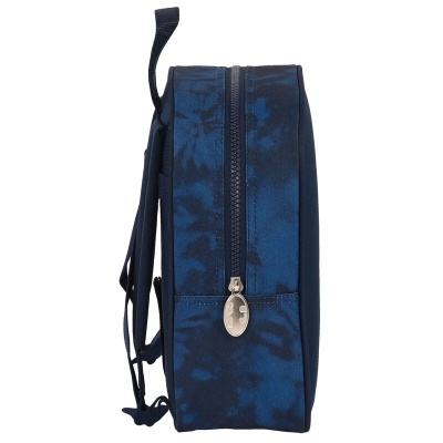 Mochila azul tie-dye vista de lado com fecho e alças