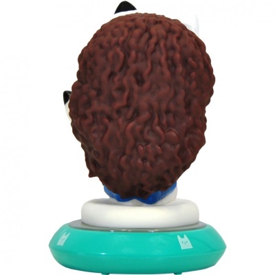 Boneco com cabelo encaracolado em base verde água e branca visto de trás