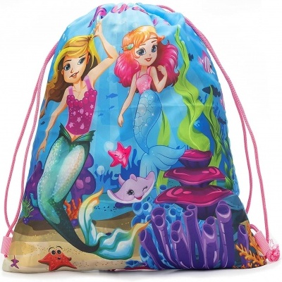 Mochila saco azul com ilustrações de sereias e corais