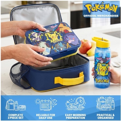 Conjunto lancheira, caixa de lanche e garrafa azul com personagens Pokémon coloridos.