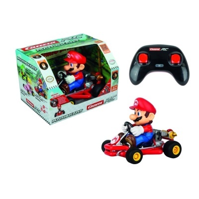 Carrinho de controlo remoto com figura de Mario e comando em fundo branco