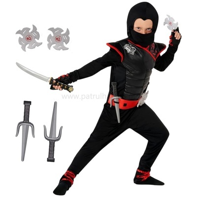Criança fantasiada de ninja com espada e acessórios de armas de brinquedo