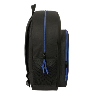 Mochila preta com fechos de correr azuis e bolso lateral de rede preta vista de lado