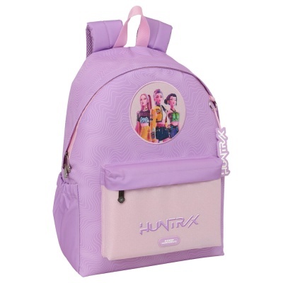 Mochila lilás com bolso frontal rosa, logotipo HUNTRX e ilustração de três mulheres