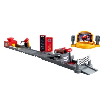Brinquedo de pista de corridas com carro vermelho e painel de pontuação