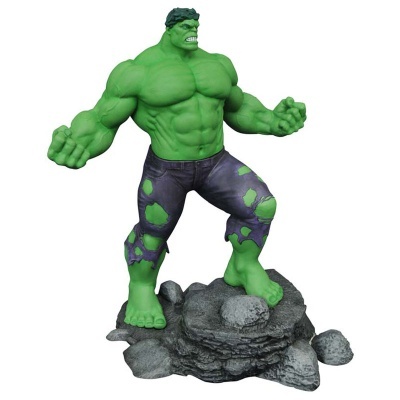 Figura de ação do Hulk verde com calças roxas rasgadas em base de pedra cinzenta