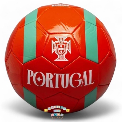Bola de futebol laranja com faixas verdes e brasão Portugal