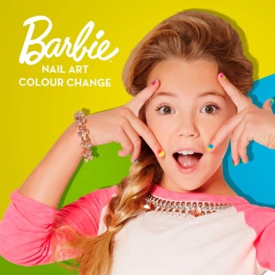 Menina com unhas coloridas e texto Barbie Nail Art Colour Change