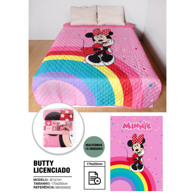Capa de edredão rosa com padrão de Minnie Mouse e arco-íris, em cama com almofadas bege