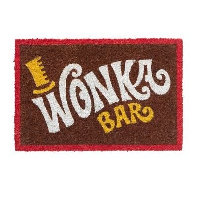 Tapete castanho com texto branco e amarelo 'WONKA BAR' e borda vermelha