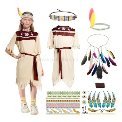 Fantasia de menina indígena com vestido bege e acessórios com penas coloridas