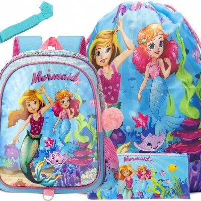 Conjunto infantil azul com estampa de sereias contendo mochila, saco de tecido e carteira.