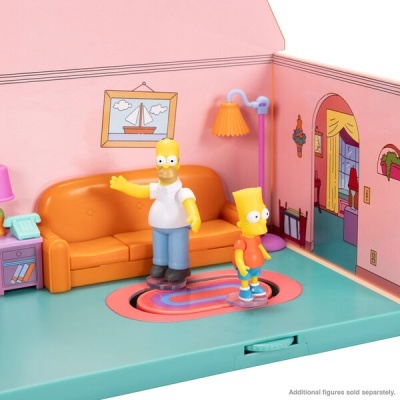 Figuras de Homer e Bart Simpson numa sala miniatura com sofá laranja e candeeiro.