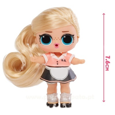 Boneca com cabelos loiros e roupa rosa e preta com patins