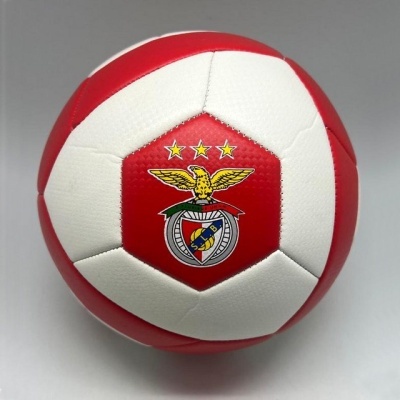 Bola de futebol vermelha e branca com emblema do SL Benfica