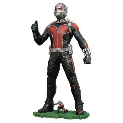 Figura colecionável do personagem Ant-Man da Marvel em base verde com uma miniatura junto