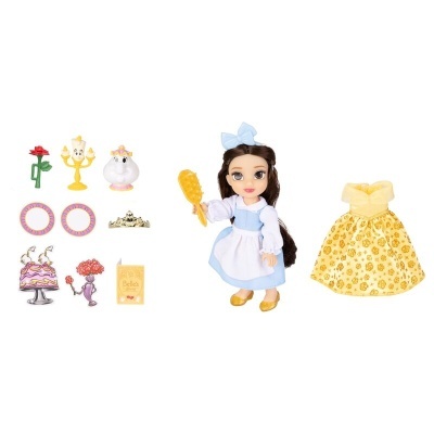 Boneca com vestido azul e acessórios variados incluindo vestido amarelo