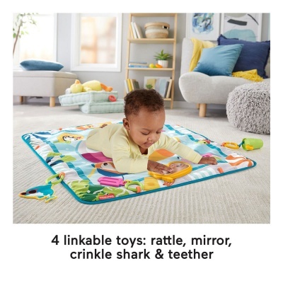 Bebé deitado em tapete colorido com brinquedos ligados num ambiente de sala acolhedor