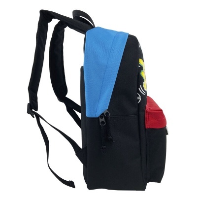 Mochila preta com parte superior azul e bolso frontal vermelho vista de lado