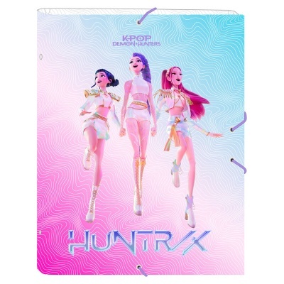 Saco de papel com ilustração estilizada de três personagens femininas e texto KPOP DEMON HUNTERS e HUNTR/X