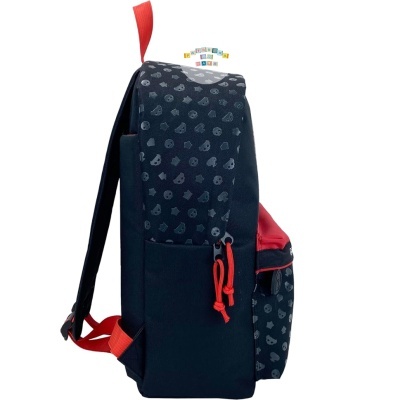 Mochila preta com bolso vermelho e padrão cinzento