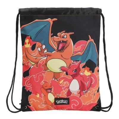 Mochila saco preta com personagens Pokémon Charmeleon e Charizard e chamas coloridas.