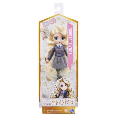 Boneca Luna Lovegood Harry Potter com vestido cinzento e cabelo loiro