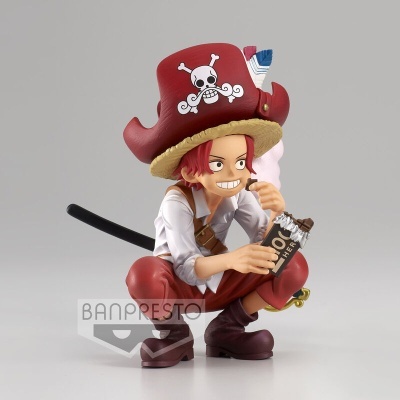 Figura colecionável de personagem com chapéu vermelho e cabelo ruivo segurando barra de chocolate