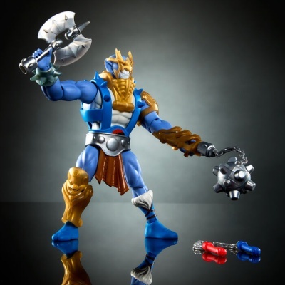 Figura de ação de guerreiro azul com armadura dourada e azul segurando armas em fundo cinzento