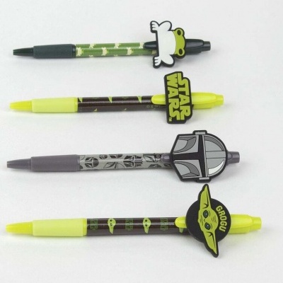 Quatro esferográficas com personagens e logotipos Star Wars em fundo branco