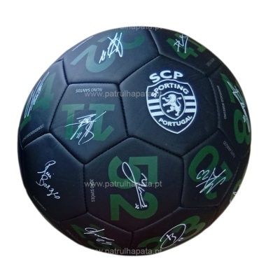 Bola de futebol preta com logótipo do Sporting Portugal SCP e assinaturas brancas
