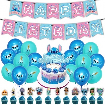 Decoração de festa de aniversário com bandeirola, balões, bolo e cupcakes com tema Stitch