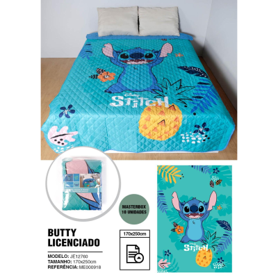 Colcha azul com Stitch da Disney, flores e ananás, em cama com duas almofadas claras