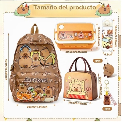 Conjunto de mochila, lancheira, garrafa, saco e chaveiros com estampas de capivaras em cores castanho e laranja.