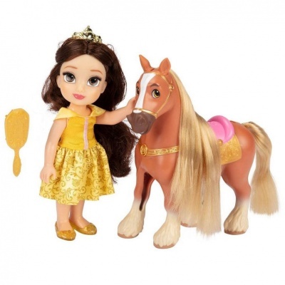 Boneca com vestido amarelo e cavalo castanho com sela rosa