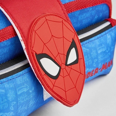 Mochila azul e vermelha com aplique da máscara do Homem-Aranha em destaque