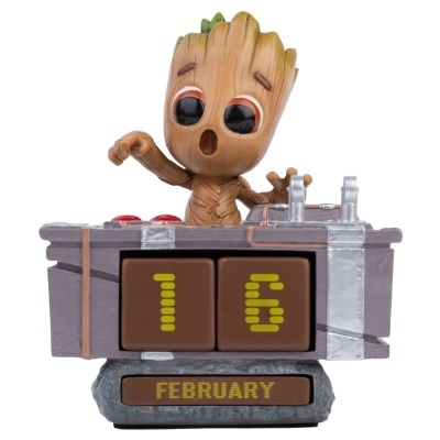 Calendário de mesa em madeira com figura do personagem Groot e blocos de data e mês