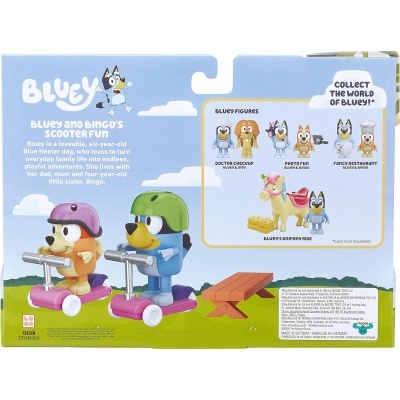 Embalagem de brinquedos Bluey and Bingo com figuras e scooters em fundo azul e verde