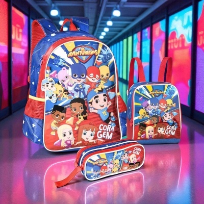 Conjunto mochila, saco e estojo com personagens animados e texto AVENTUREIROS CORAGEM