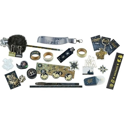 Acessórios variados Harry Potter pretos e dourados com pins, lápis e chaveiros.