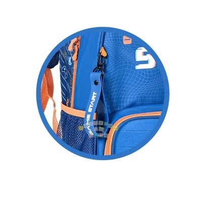 Mochila azul com detalhes em laranja e etiqueta Bike Start em close-up