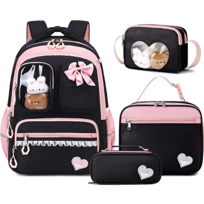 Conjunto de mochila e acessórios pretos com detalhes rosa e peluches visíveis