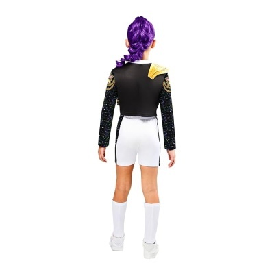 Criança com fato preto e branco e peruca roxa vista de costas