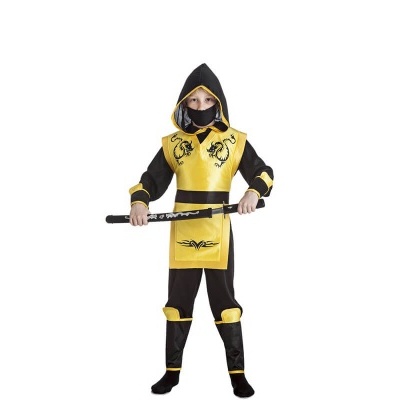 Criança vestida com fantasia de ninja amarela e preta, com espada, capuz e máscara