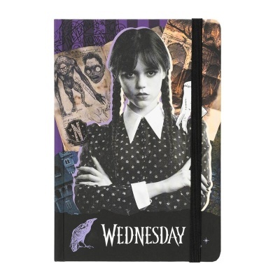 Caderno com capa ilustrada da personagem Wednesday em estilo gótico e texto WEDNESDAY
