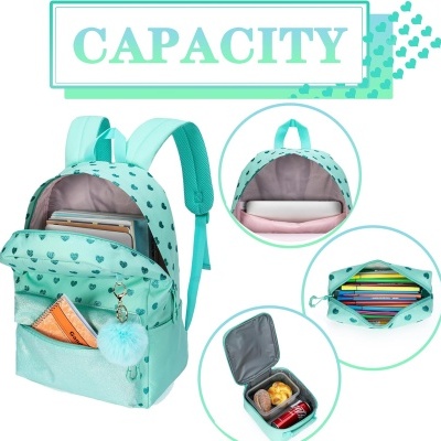 Mochila azul clara com corações azuis escuros e vários compartimentos abertos mostrando conteúdos diferentes